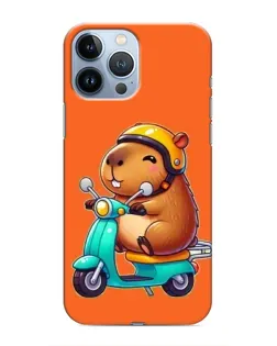 Чехол для iPhone 13 Pro с картинкой «Капибара на скутере»