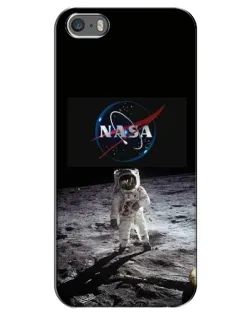Чехол для iPhone 5 / 5s / SE с картинкой «Астронавт на Луне»
