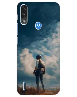 Чехол для Motorola E7 Power с картинкой «Герой PUBG на скале»