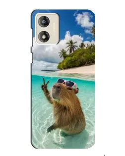 Чехол для Motorola MOTO E13 с картинкой «Капибара на море»
