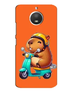 Чехол для Motorola MOTO E4 с картинкой «Капибара на скутере»