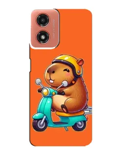 Чехол для Motorola MOTO G04 с картинкой «Капибара на скутере»