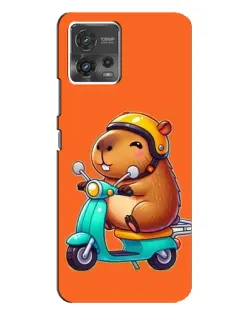 Чехол для Motorola MOTO G72 с картинкой «Капибара на скутере»