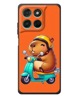 Чехол для Motorola Moto G77 с картинкой «Капибара на скутере»