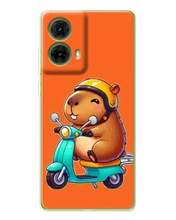Чехол для Motorola MOTO G85 с картинкой «Капибара на скутере»