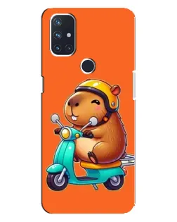 Чехол для OnePlus Nord 10 5G с картинкой «Капибара на скутере»