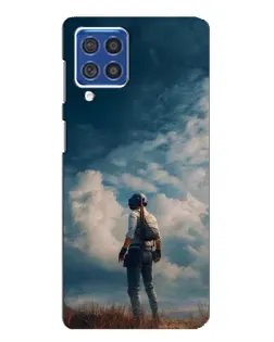 Чехол для Samsung Galaxy F62 с картинкой «Герой PUBG на скале»