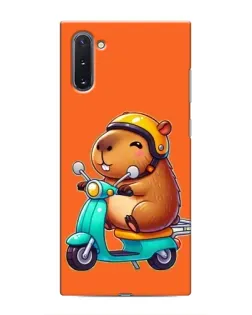 Чехол для Samsung Galaxy Note 10 с картинкой «Капибара на скутере»