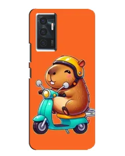 Чехол для Vivo V23e с картинкой «Капибара на скутере»