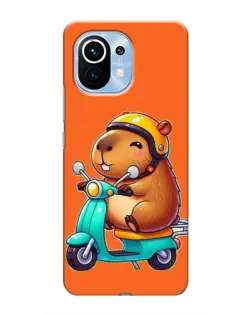 Чехол для Xiaomi Mi 11 с картинкой «Капибара на скутере»