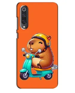 Чехол для Xiaomi Mi 9 SE с картинкой «Капибара на скутере»