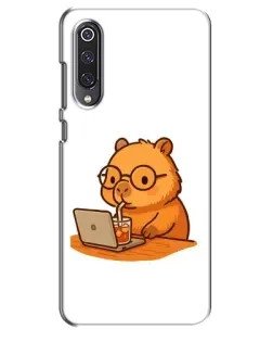 Чехол для Xiaomi Mi 9 SE с картинкой «Капибара с ноутбуком»