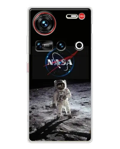 Чехол для ZTE Nubia Z70 Ultra с картинкой «Астронавт на Луне»