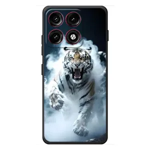 Чехол с картинкой «Хищники» для Motorola Edge 70 Pro (Белый тигр в дыму)