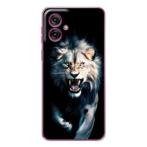 Чехол с картинкой «Хищники» для Motorola Moto G55 (Лев в темноте)