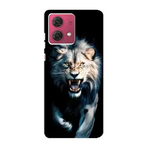 Чехол с картинкой «Хищники» для Motorola MOTO G84 (Лев в темноте)