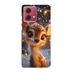 Яркий чехол для Motorola MOTO G84 с Зимними Оленятами (Олененок среди гирлянд)