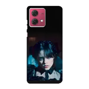 Чехлы Венсдей на Motorola MOTO G84 Уэнсдей (AlphaPrint) (взгляд Уэнздей)