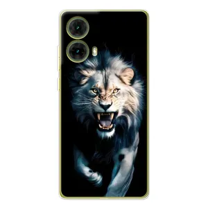 Чехол с картинкой «Хищники» для Motorola MOTO G85 (Лев в темноте)
