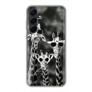 Силиконовый чехол с КАРТИНКАМИ лето для Samsung Galaxy A55 (AlphaPrint) (Жирафы в очках)