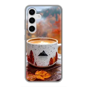 Чехол с уникальным дизайном «Осень с кофе» для Samsung Galaxy S24 (Кофе на природе)